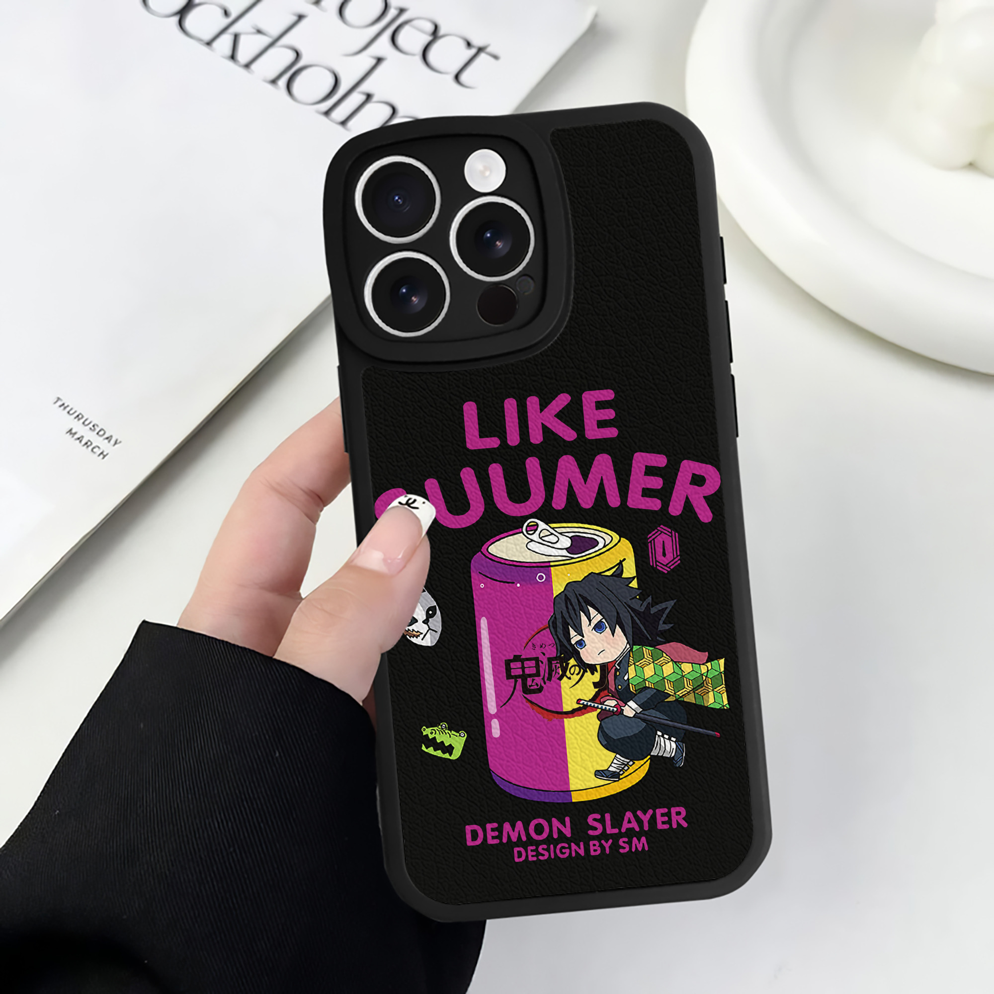 （画像用） 鬼滅の刃（きめつのやいば）水柱-冨岡 義勇／とみおか ぎゆう Tomioka Giyuu 【iPhone 16シリーズ対応】シリコンスマホケース（レザー調） 材質：シリコン